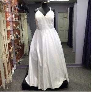 Lia Mia - Style 5425 - Size 24 - Ivory